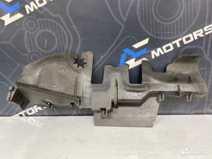 Диффузор радиатора правый Volkswagen Passat