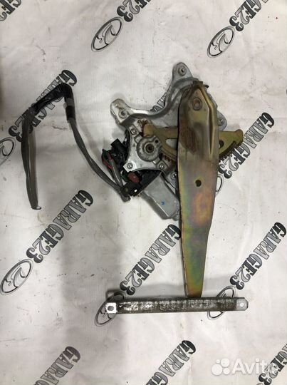 Задний левый стеклоподъемник Lexus Rx 300