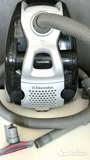 Пылесос Electrolux CycloneXL 1800w hepah12