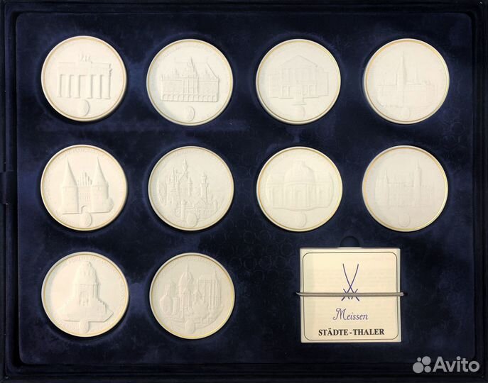 Набор из 20-ти фарфоровых медалей