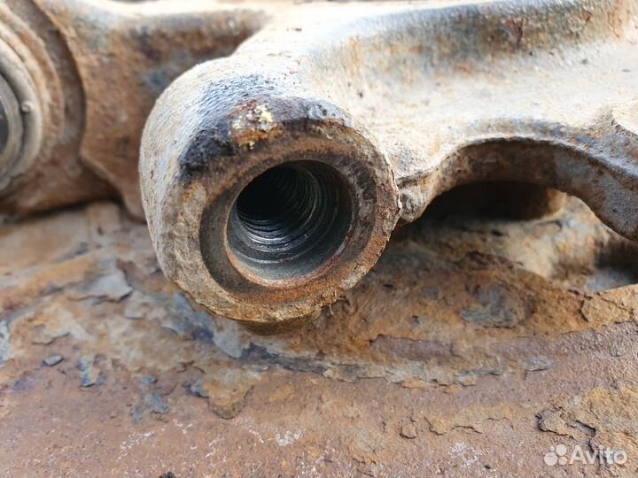 Кулак поворотный задний правый Range Rover Sport 1