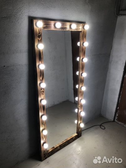 Зеркало напольное в деревянной раме с лампочками