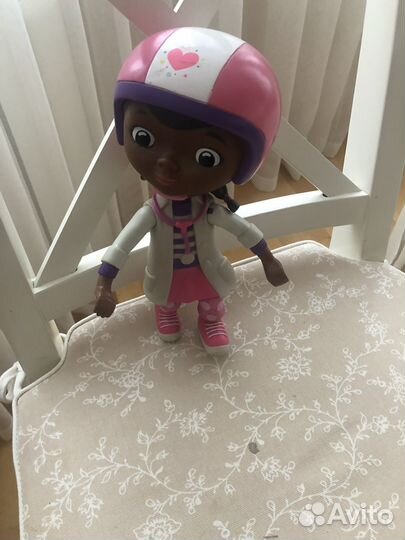 Кукла доктор Плюшева на самокате