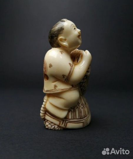 Нэцкэ Эбису с карпом (кость бегемота)