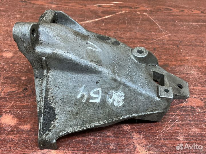 Левый кронштейн двигателя ауди 80 б4