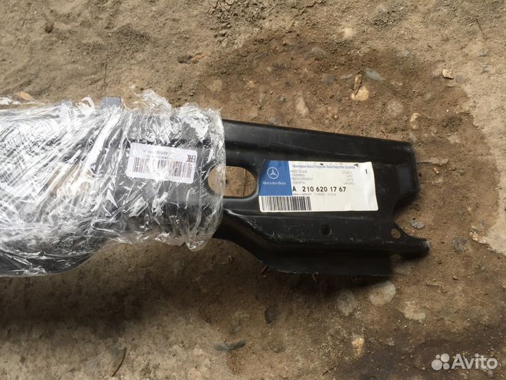 Усилитель переднего бампера W210 mercedes-benz