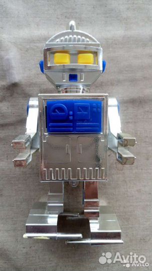 Игрушка робот шагающий заводной СССР