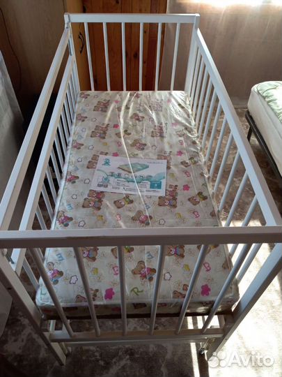 Детская кроватка с маятником
