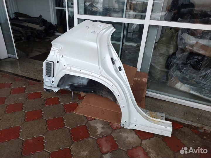 Задняя правая четверть Лексус юикс 200/250