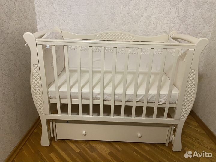 Детская кроватка с маятником