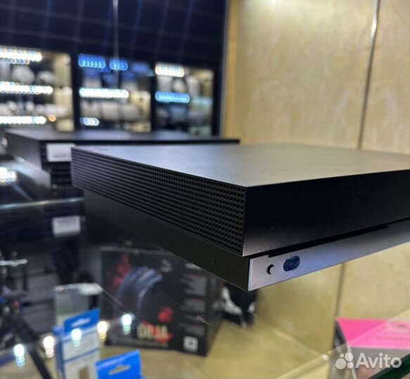 Игровая приставка Microsoft Xbox ONE X Black 1 Tb