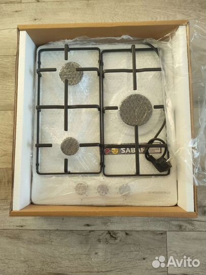 Газовая встраиваемая панель 3 конфорки новая