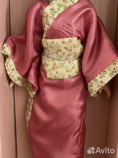 Кукла фарфоровая