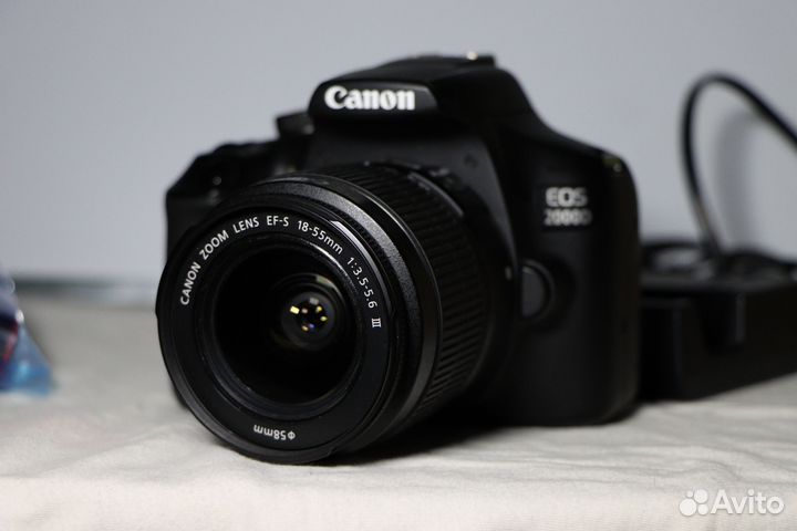 Комплект Зеркальный фотоаппарат canon eos 2000d