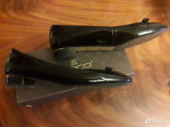 Туфли, лодочки лаковые натур. кожа разм. 40