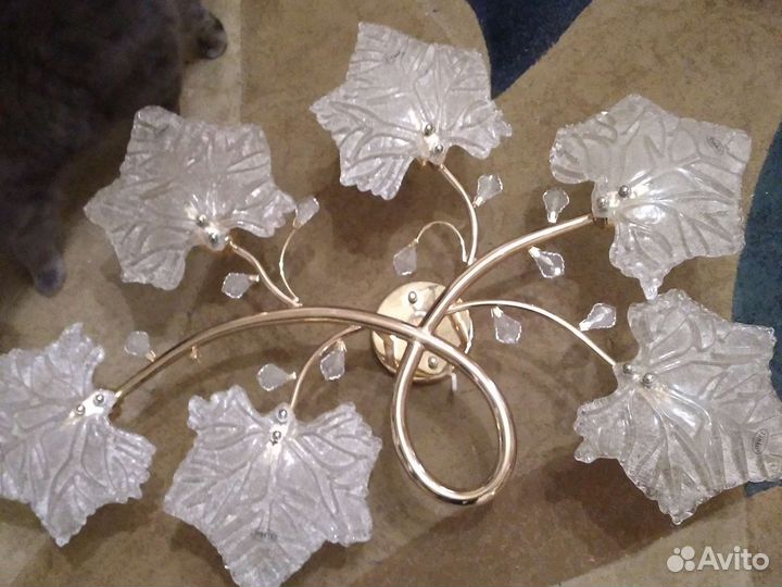 Люстры потолочные новые и настольные лампы