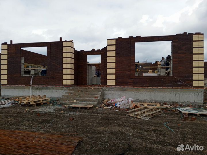 Кладка кирпича каменщики