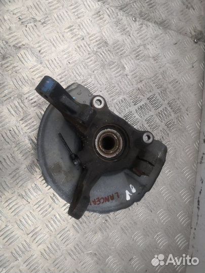 Поворотный кулак передний левый Mitsubishi Lancer