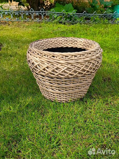Кашпо из искусственного ротанга