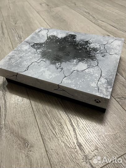 Xbox one x (в элитной раскраске Gears 5)