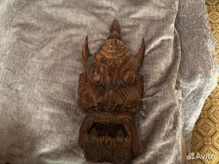 Африканская маска из красного дерева