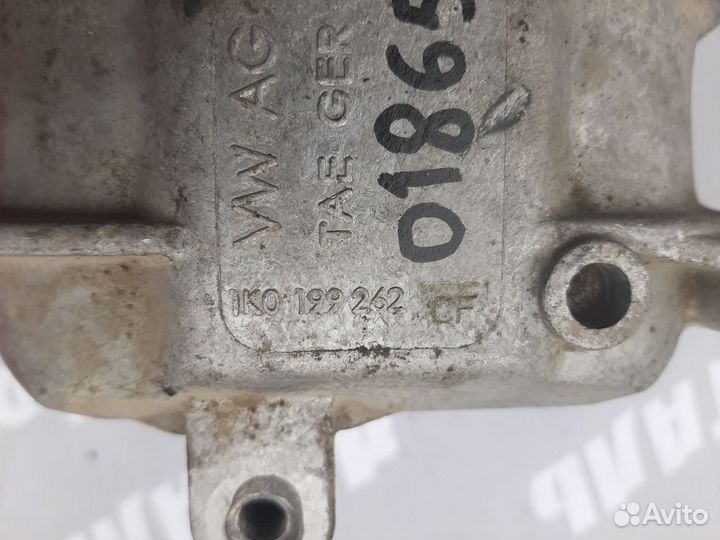 Опора двигателя правая Volkswagen Jetta 6 VAG