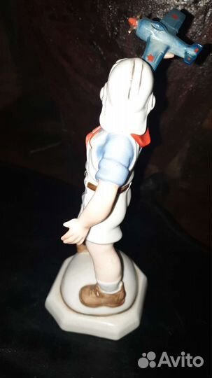 Статуэтка пионер с самолетом