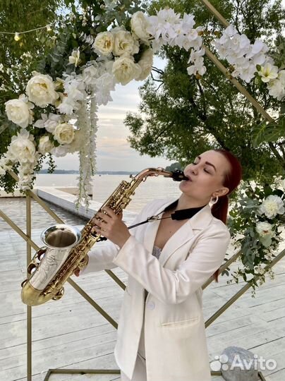 Саксофонистка / музыкант на праздник