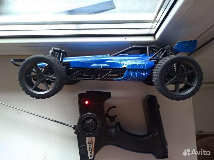 Машина на радиоуправлении с амортизаторами