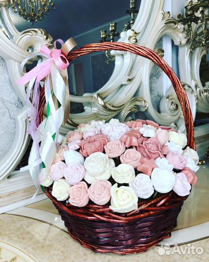 Корзина с шоколадными цветами