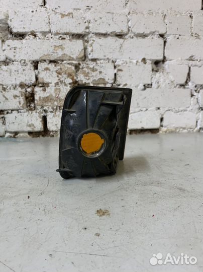 Поворотник левый Volkswagen Passat B3