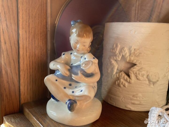 Статуэтка фарфор СССР.лфз.девочка с куклой