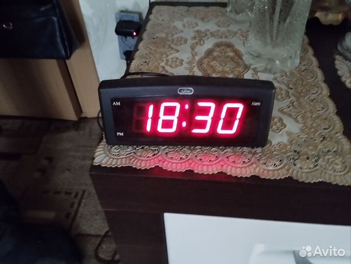 Часы электронные настольные