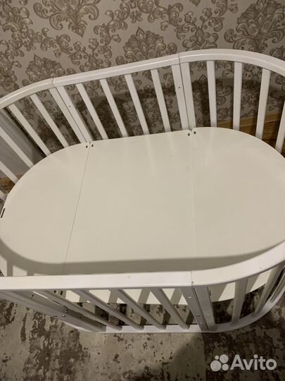 Детская кроватка с маятником