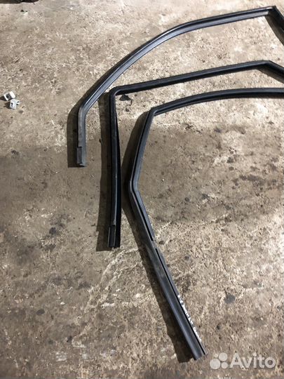 Уплотнители стекол двери гранта Калина седан