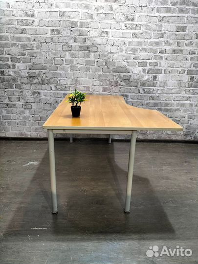 Компьютерный стол на металлических ногах