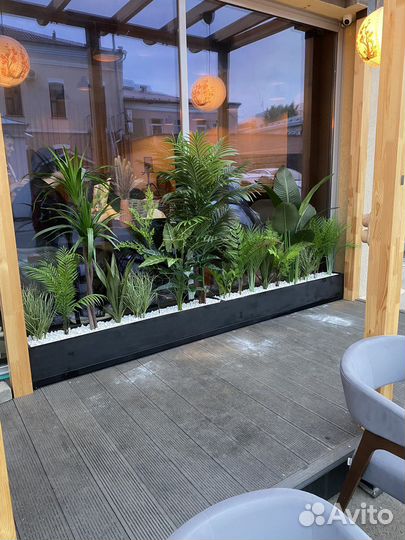 Ящики с искусственными растениями