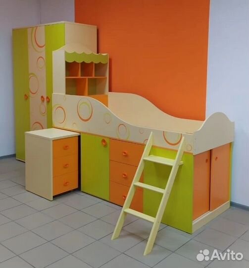 Детская кровать, стол и шкаф