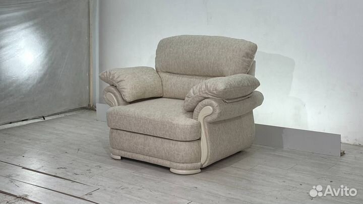 Кресло с деревянными вставками мягкое со спальным