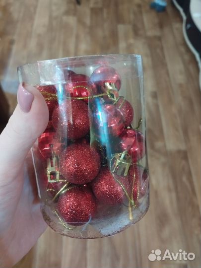 Елочные игрушки и гирлянды