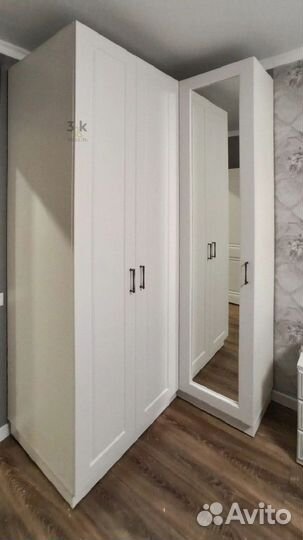 Угловой распашной шкаф в спальню