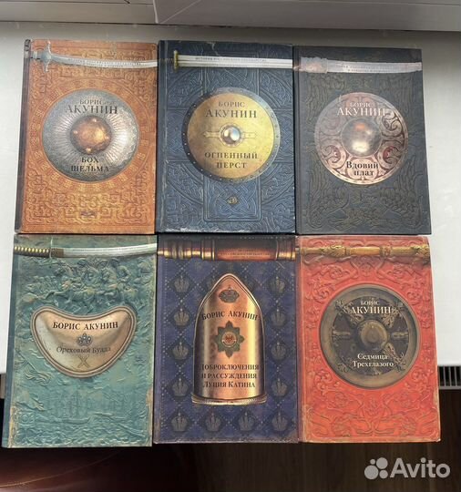 Книги Бориса Акунина много разных