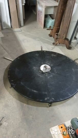 Пилон с подиумом