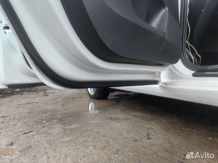 Задняя левая дверь белая Skoda Rapid