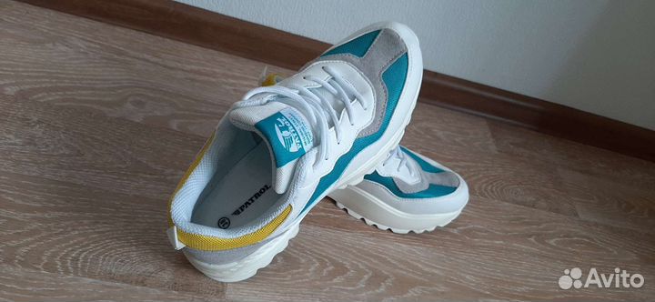 Кроссовки женские