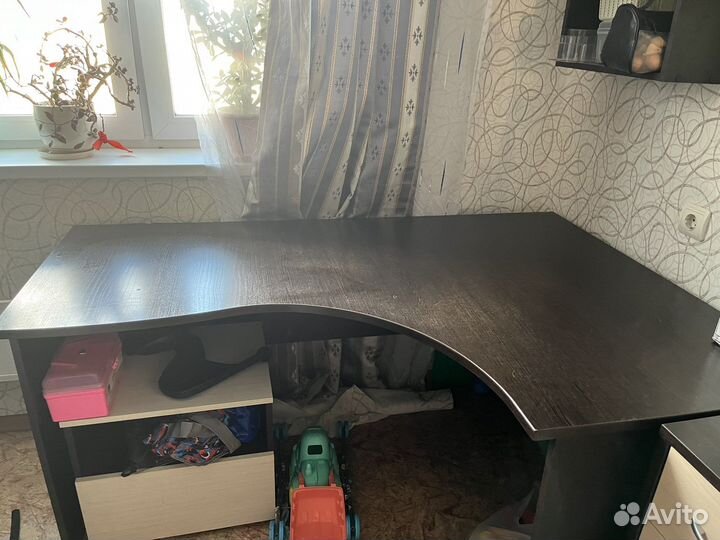 Письменный компьютерный угловой стол