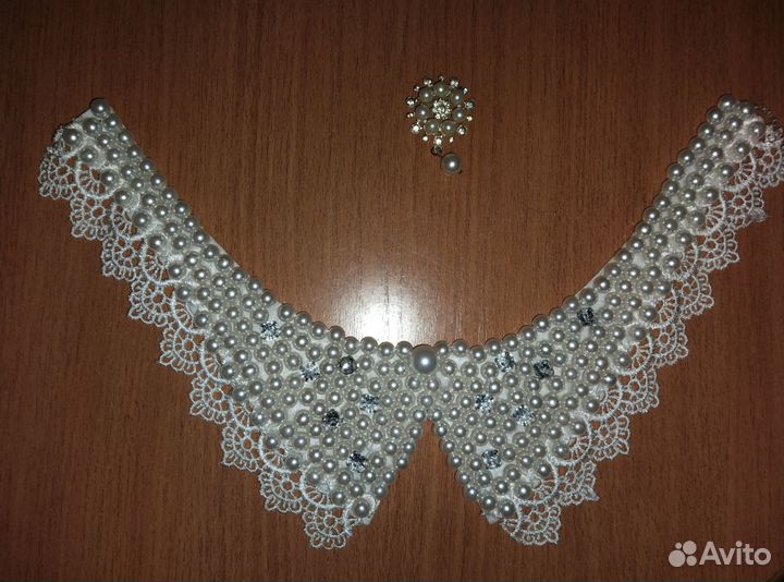 Кружевной воротник с бусинами, брошь