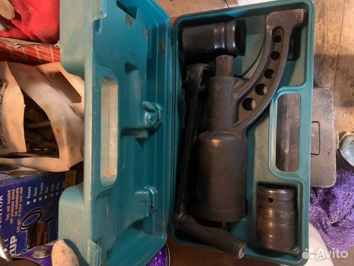 Гайковёрт в кейсе (32*33)