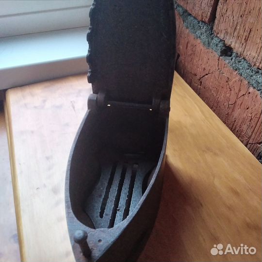 Чугунный угольный утюг