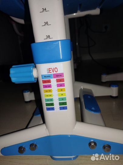 Растущая парта и стул голубого цвета c лампой